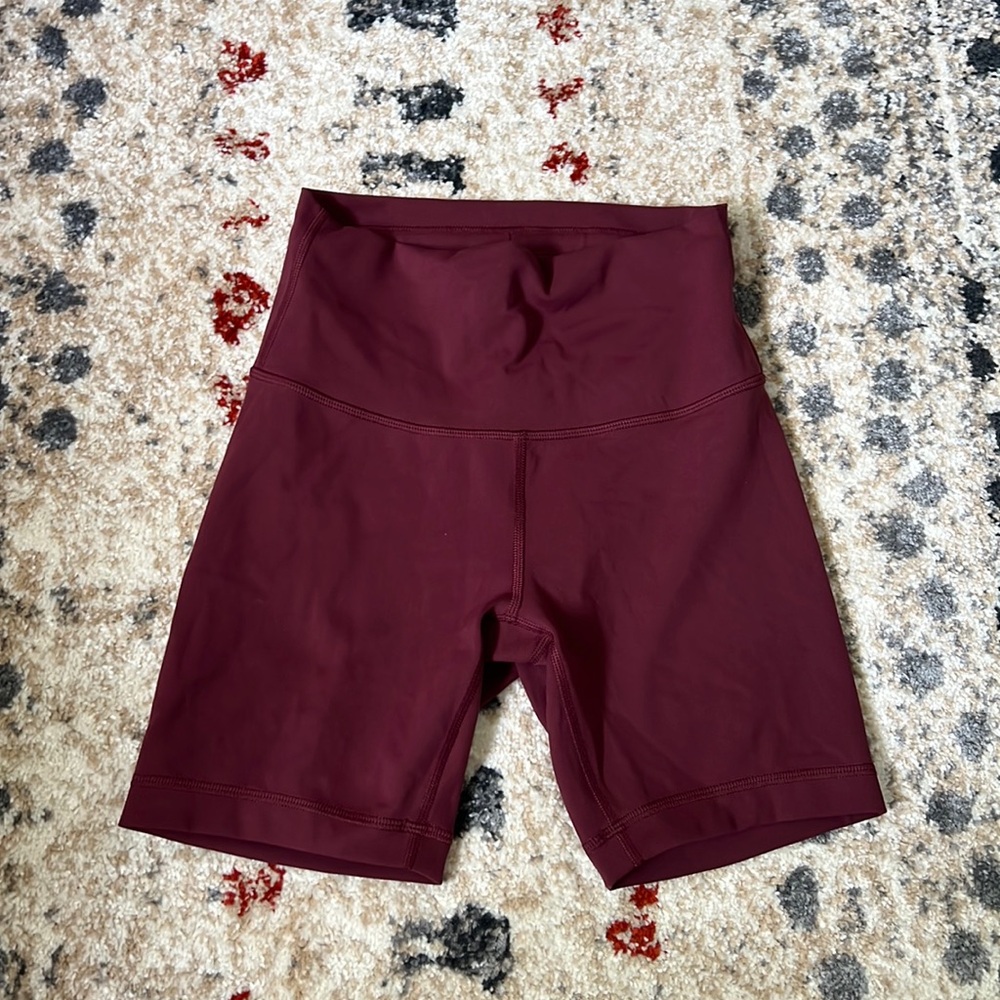 Lululemon maroon short biker shorts with inner pocket and waistband
